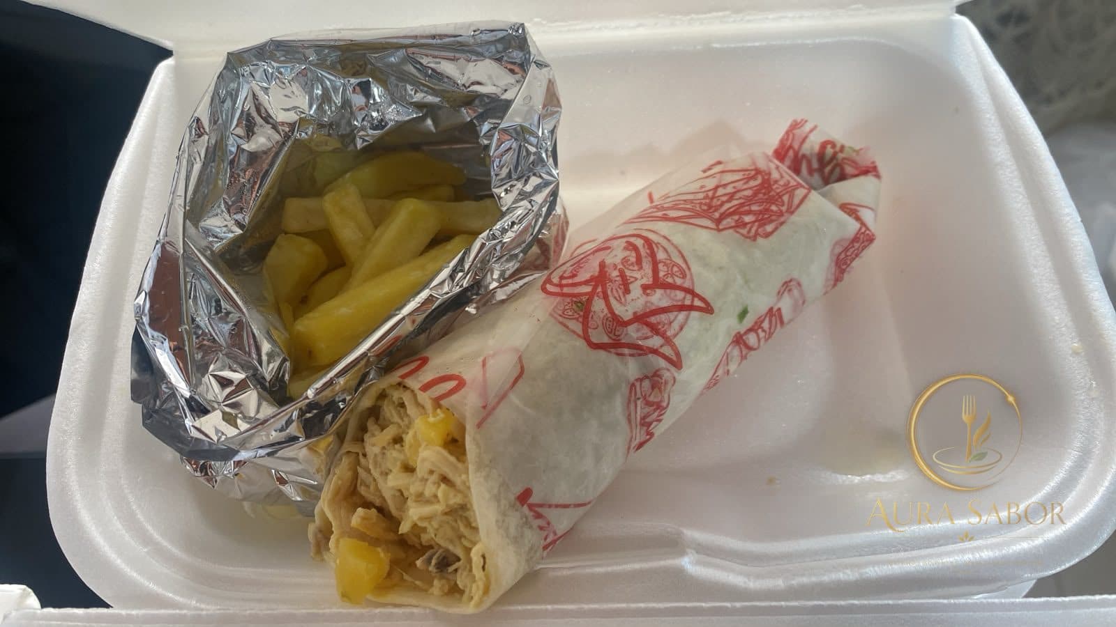 Almuerzo empresarial empacado —wrap de pollo y acompañamiento— servido por Aura Sabor en Ibagué