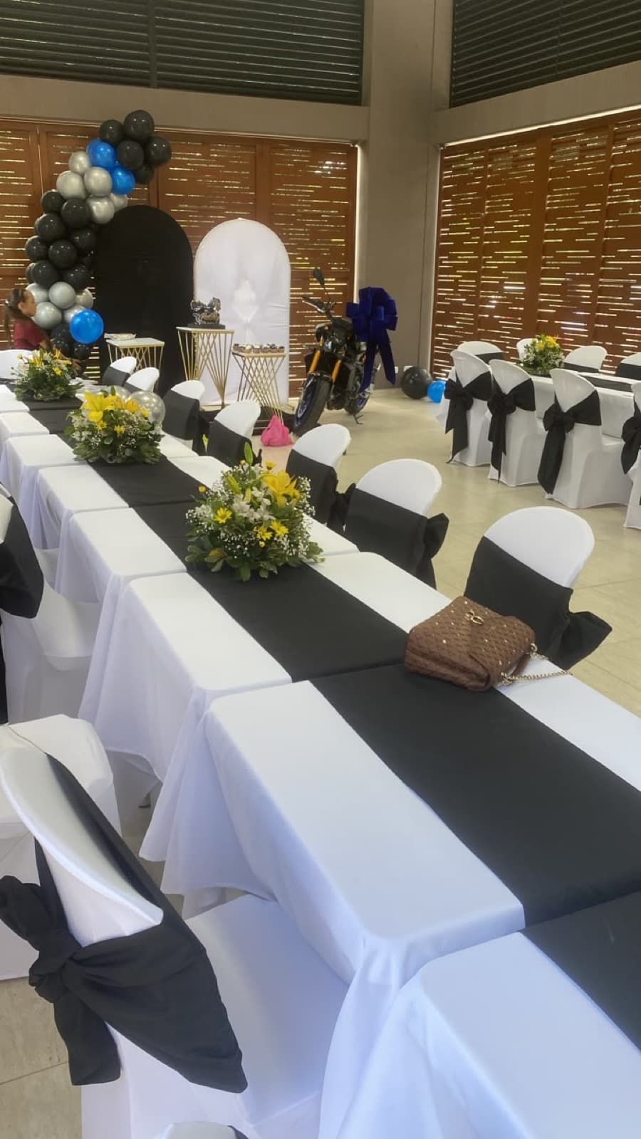 Mesas con mantelería, centros florales y decoración temática para evento en Ibagué, Aura Sabor