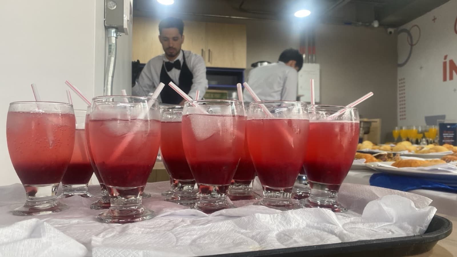 Bandeja de aguas frescas para el coffee break empresarial en Ibagué