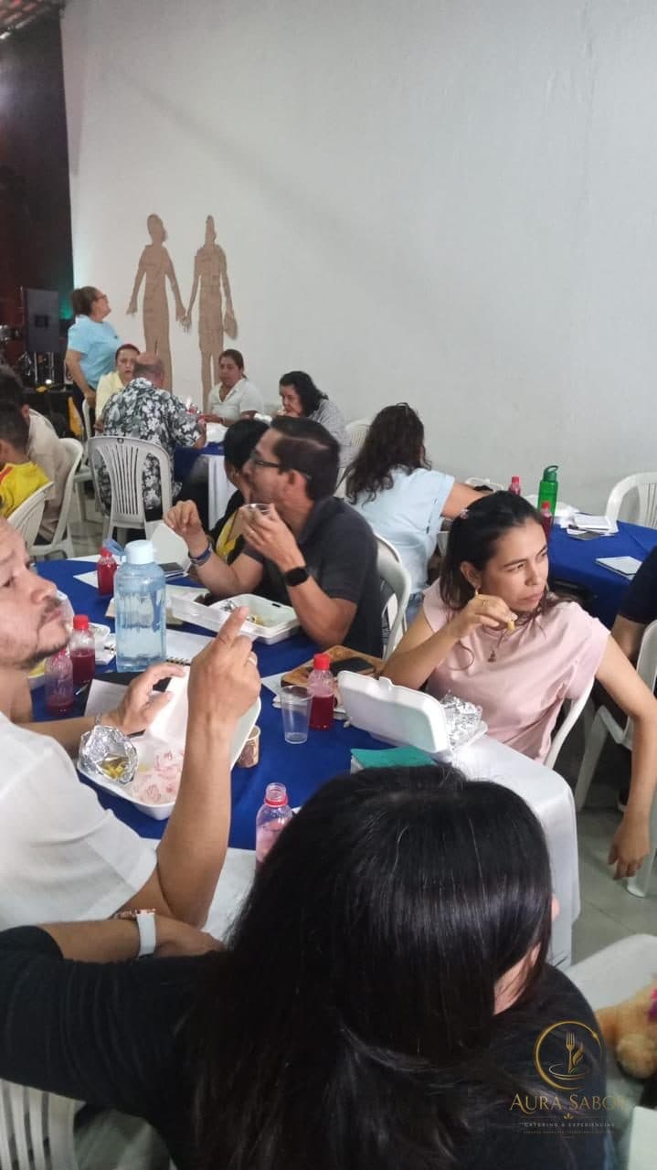 Más de 80 asistentes de una empresa almorzando en su evento corporativo en Ibagué, catering de Aura Sabor