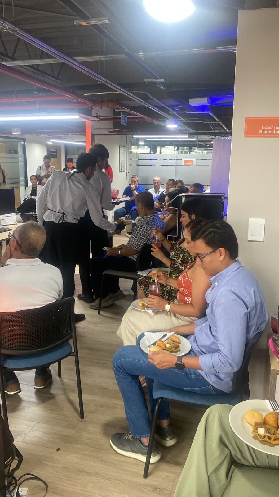 Empleados disfrutando el refrigerio corporativo servido por Aura Sabor en Ibagué