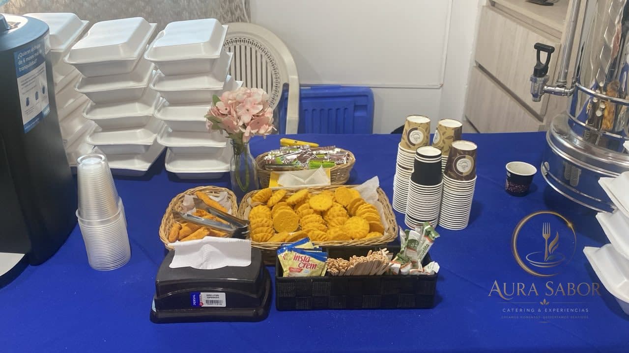 Estación de refrigerio con pasabocas, café y jugos naturales para evento corporativo en Ibagué, Aura Sabor